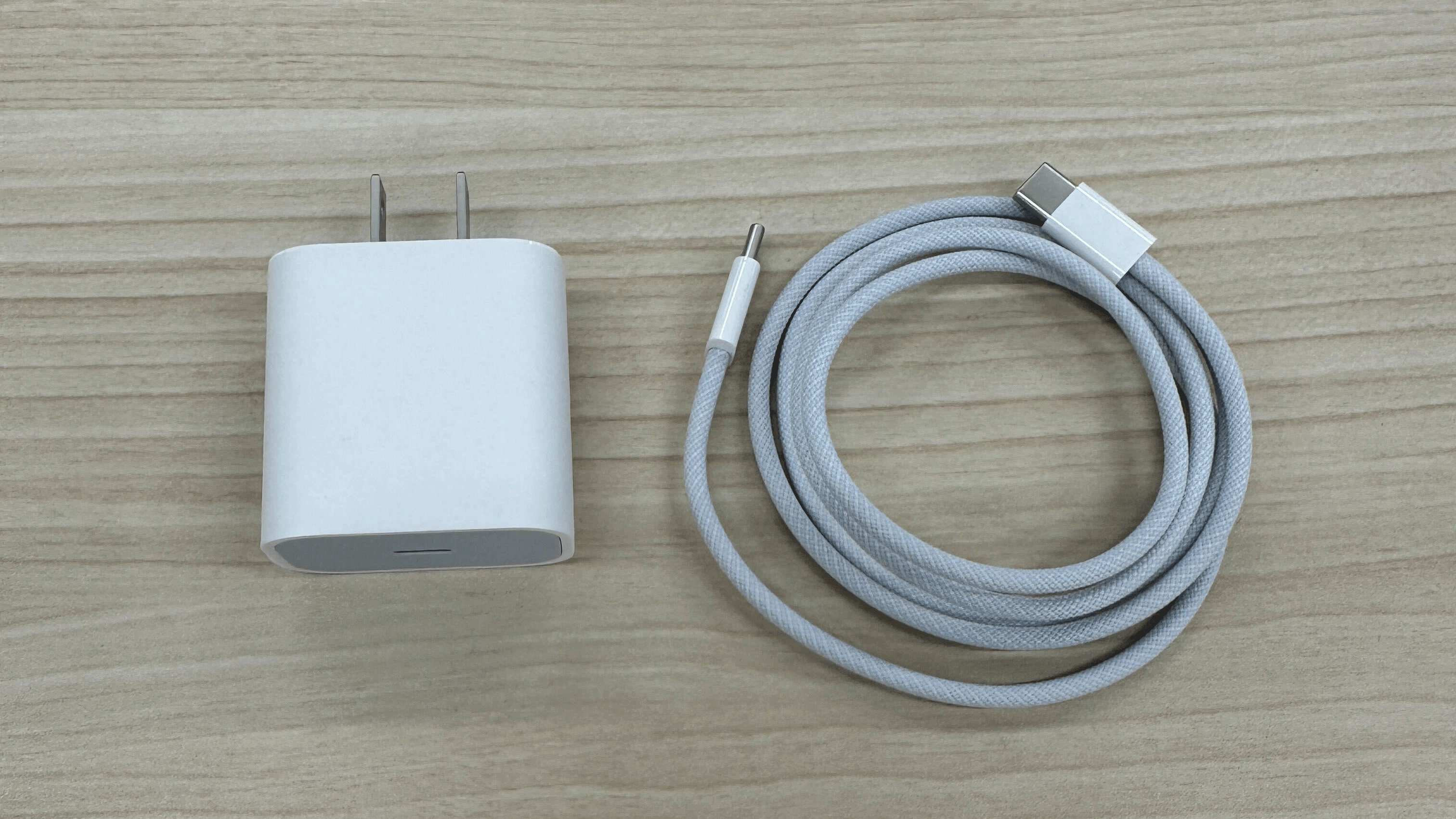 subscription_01_ipad_02_cable.png